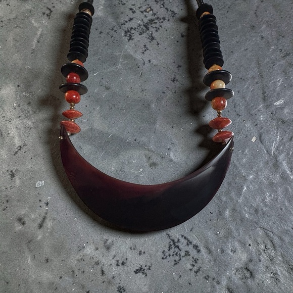 Vintage Apple Coral Crescent Statement Necklace – 24” - Picture 2 of 4